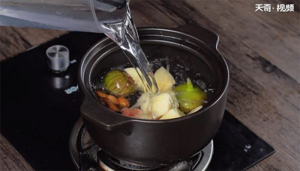 苹果杏仁煲无花果的做法 苹果杏仁煲无花果怎么做