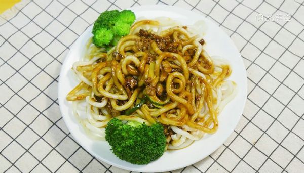 乌冬杂酱面怎么做 乌冬杂酱面的做法