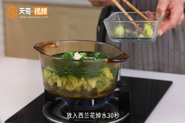 西兰花炒肉的做法