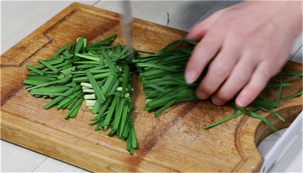 韭菜炒血肠的家常做法是什么 韭菜炒血肠怎么做