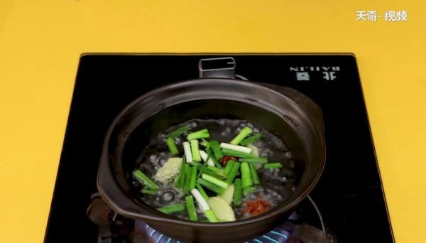 盐水毛豆煲汤的做法  盐水毛豆煲汤怎么做