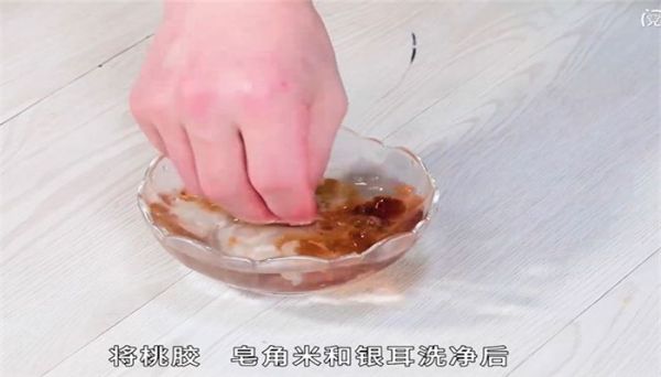 桃胶皂角米炖银耳怎么做 桃胶皂角米炖银耳的做法