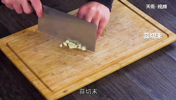 炖小鱼贴饼子怎么做 炖小鱼贴饼子的做法