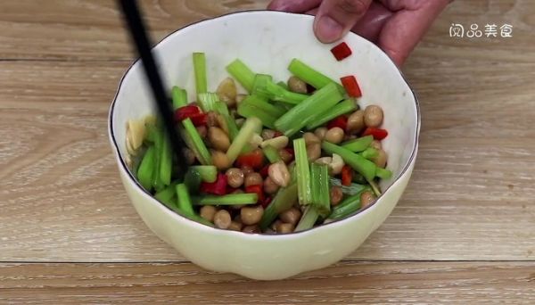 凉拌芹菜花生米的做法 凉拌芹菜花生米怎么做好吃
