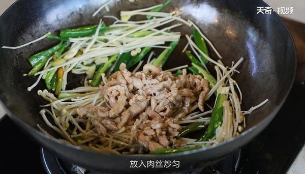金针菇炒辣椒肉片的做法 金针菇炒辣椒肉片怎么做