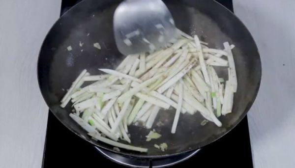茭白焖腊肠的做法  茭白焖腊肠怎么做