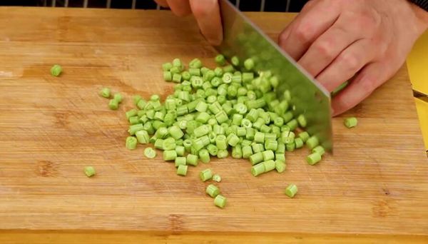 豆角五花肉焖饭步骤 豆角五花肉焖饭在怎么做
