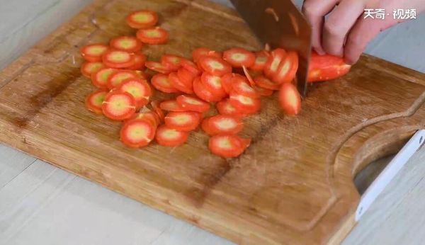 单独用胡萝卜怎么烧汤 胡萝卜汤的做法