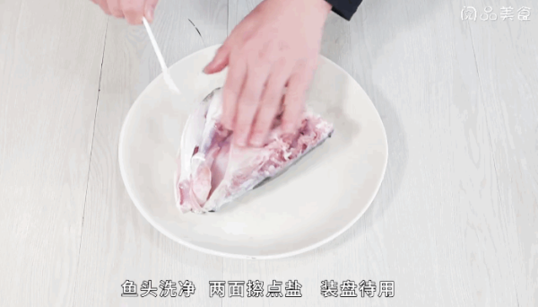 雪菜辣椒蒸鱼头做法  雪菜辣椒蒸鱼头怎么做