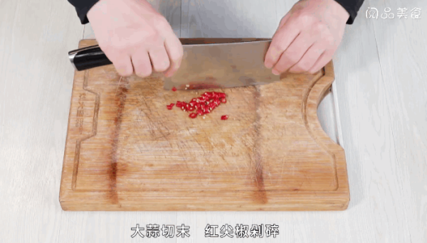 雪菜辣椒蒸鱼头做法  雪菜辣椒蒸鱼头怎么做