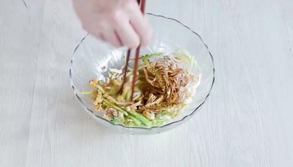 红油拌鸡丝的做法 红油拌鸡丝怎么做