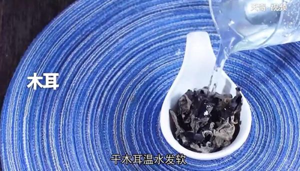 豌豆木耳炒鱼块的做法 豌豆木耳炒鱼块怎么做