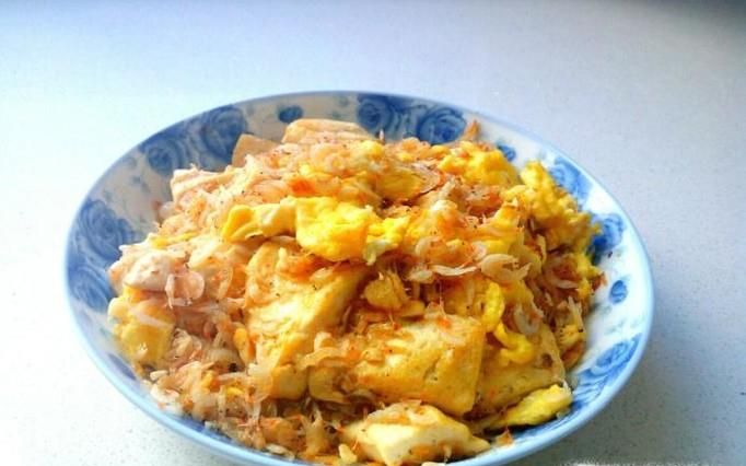 虾皮炒豆腐鸡蛋的做法