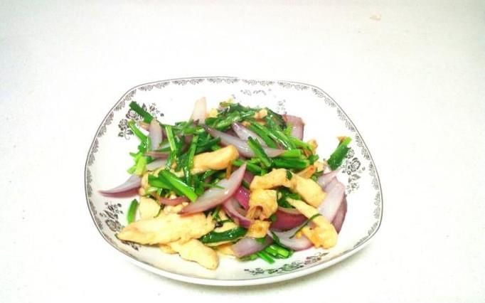 韭菜圆葱炒鸡胸肉的家常做法