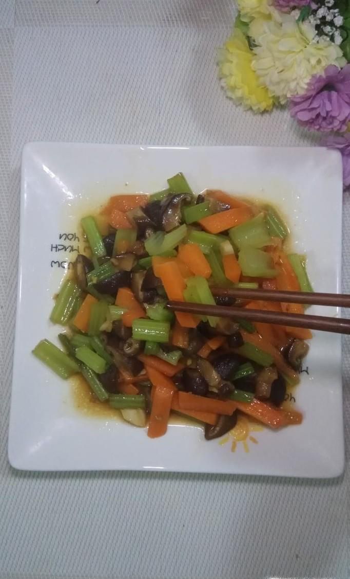 怎样做美味的芹菜胡萝卜炒香菇?