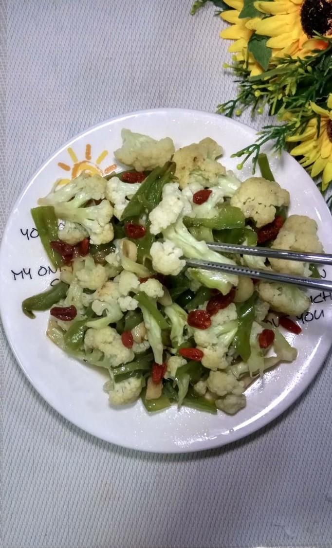 怎样做美味的花菜炒青椒?