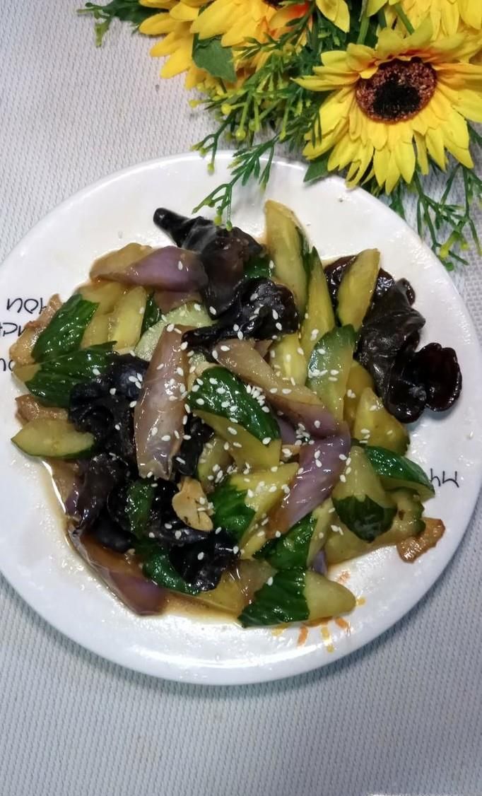 怎样做美味的茄子木耳炒黄瓜？