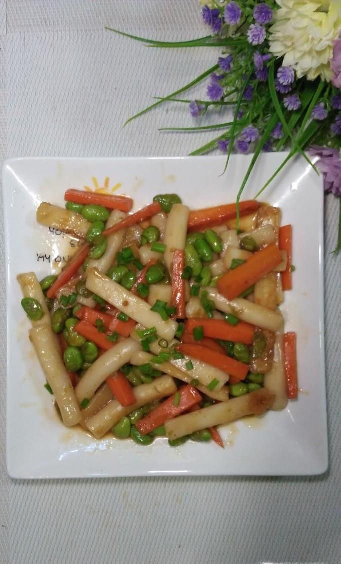 怎样做美味的胡萝卜毛豆炒年糕?