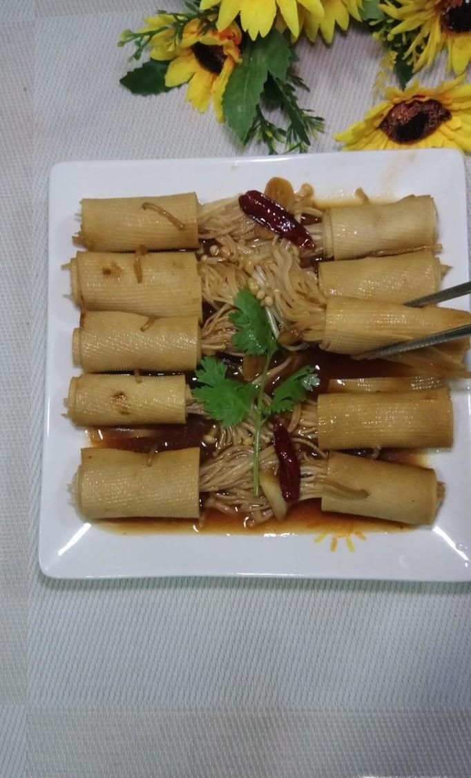 怎样做美味的豆腐皮卷金针菇?