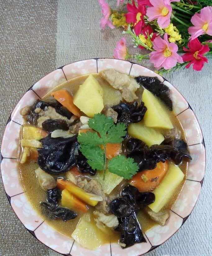 怎样做美味的土豆胡萝卜炖肉?
