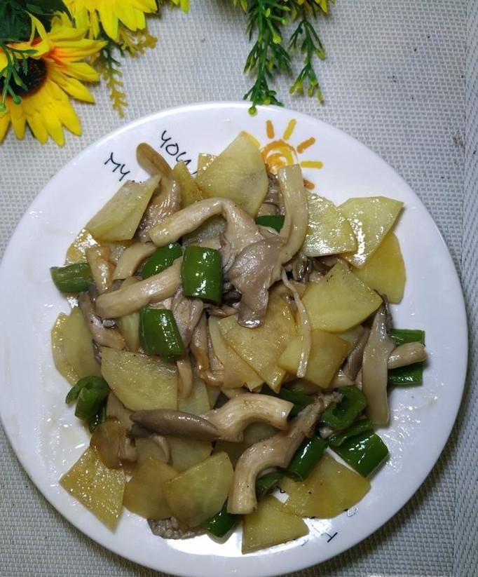 怎样做美味的土豆青椒炒蘑菇?