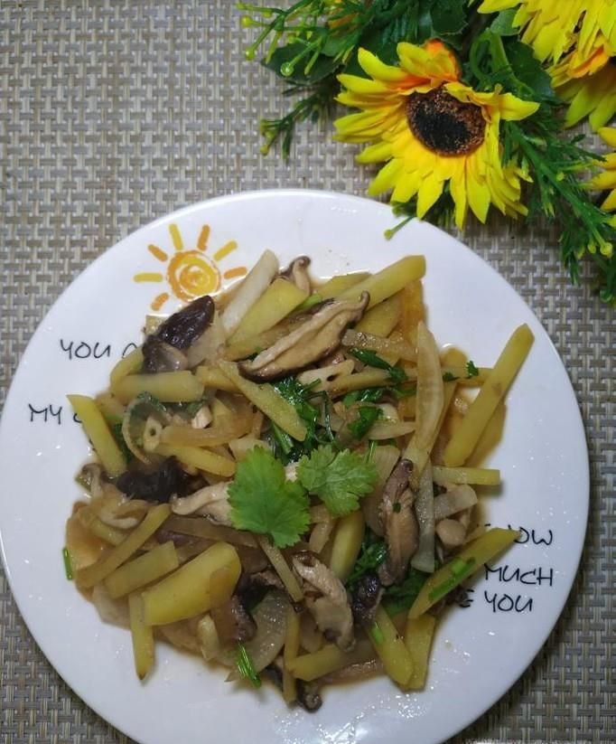 怎样做美味的土豆萝卜炒香菇?