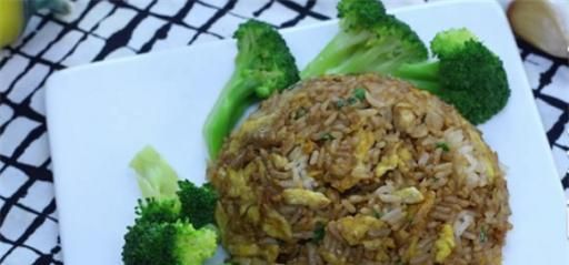 西兰花配蛋炒饭做法