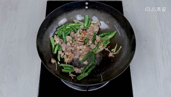 尖椒炒鸡腿的做法 如何做尖椒炒鸡腿