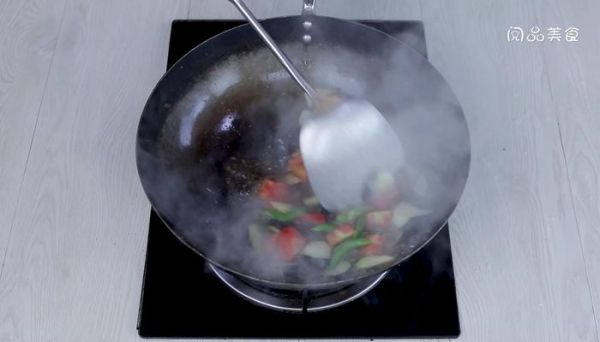 西红柿尖椒炒茄子的做法  西红柿尖椒炒茄子怎么做