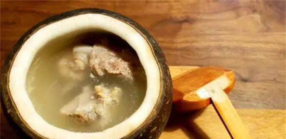 椰子煲排骨的做法  一款美味的夏日靓汤