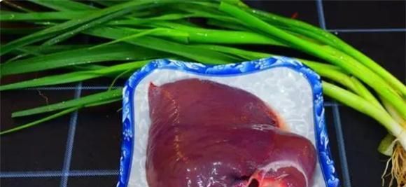 青蒜苗炒猪肝怎么做才好吃？饭店大厨都这样做，出锅时又嫩又滑！