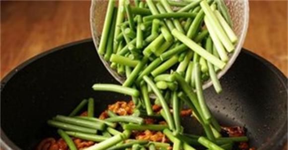 蒜薹炒肉丝正宗家庭做法，做法简单，美味下饭，好吃极了