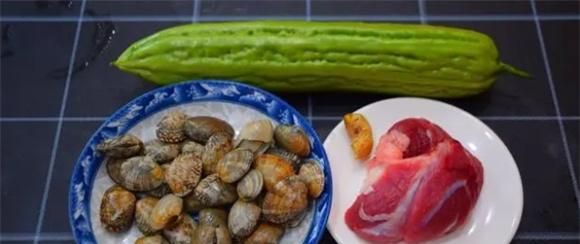 花甲别炒着吃了，加1根苦瓜这样做，清热解暑，营养美味