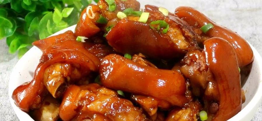 猪脚做法 加上2跟山药锅里一焖