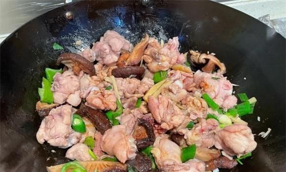 又美味又下饭的香菇炒鸡肉