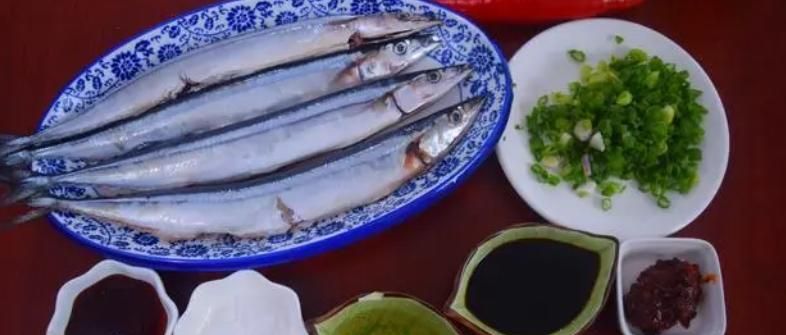 秋刀鱼好吃有诀窍，学会这种红烧做法，以后再也不用烤着吃了！