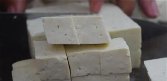 我家豆腐从不炖着吃  不煎不煮  做法很简单  好吃极了