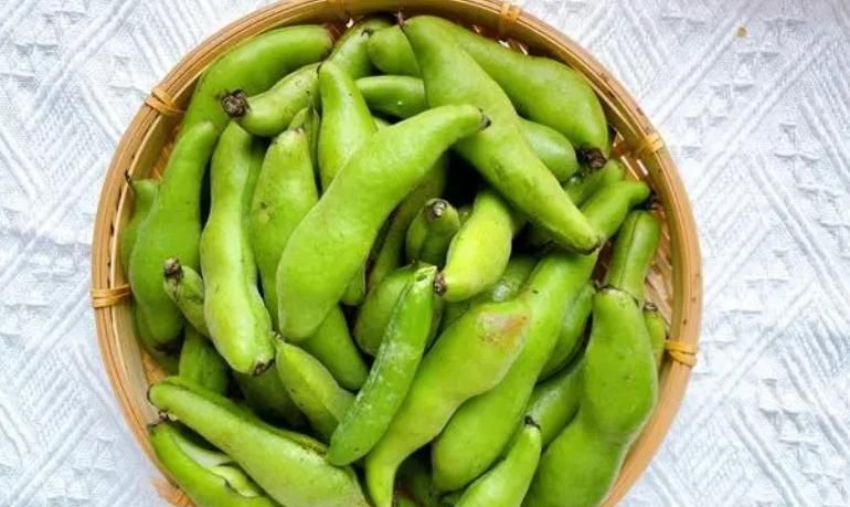 “5月吃豆，胜过吃肉”，嫩蚕豆最好吃的做法，鲜嫩粉糯清香微甜