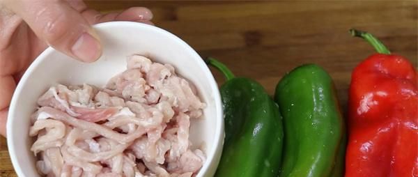 青椒别再炒肉丝 教你一个简单新做法香辣嫩滑吃着真过瘾