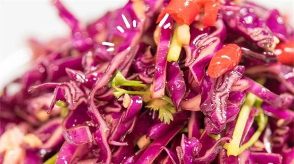 凉拌紫甘蓝怎么做清脆油润  大厨教你在家做 学会凉拌菜轻松掌握