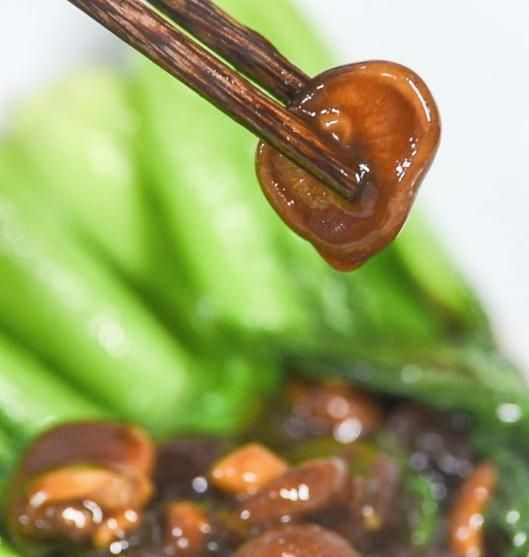 香菇油菜在家怎么做？才能油菜清脆好吃，香菇滑嫩入味呢？