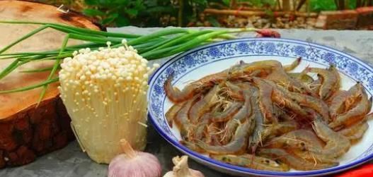 喜欢吃虾别只会做白灼虾，教你广式蒜蓉蒸虾做法，营养美味，好吃