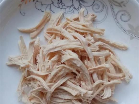 一分钟学会凉拌苦菊鸡丝的做法，夏天必备的一道清爽凉拌菜