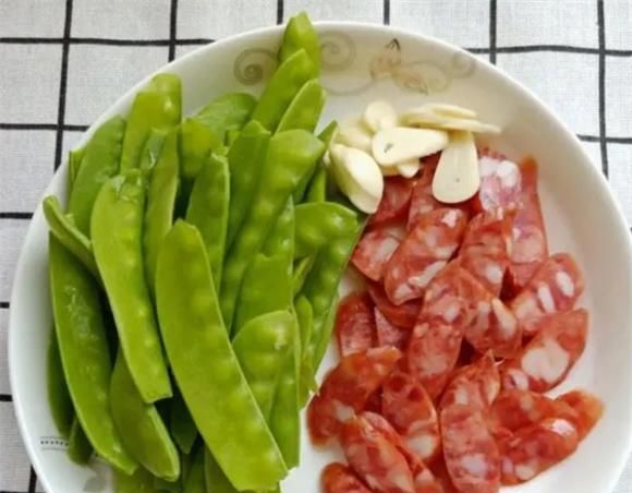 分享荷兰豆炒腊肠的做法，清淡爽口，夏天的一道刮肠菜