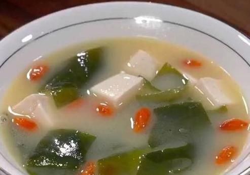 鲫鱼汤怎么做好吃 加1把裙带菜这样做 鲜香味美 营养丰富