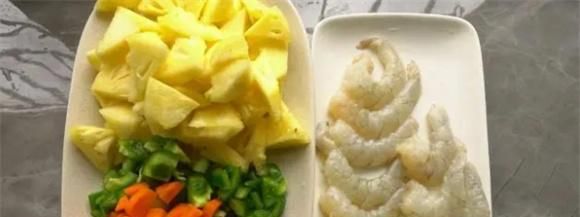 菠萝炒虾怎么做？教你一个简单的方法，比大厨做的还好吃