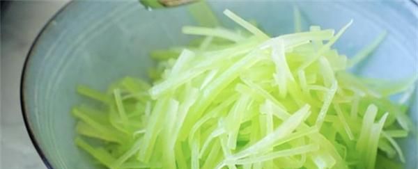 小白都会莴笋最简单做法 怎么脆爽 颜色还碧绿好看