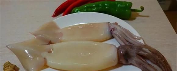 鲍鱼红烧肉的家常做法，口感软糯满口香，全家都夸好吃！