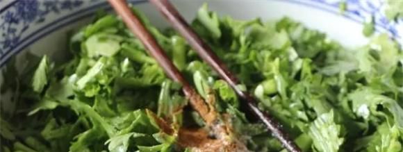 热天多吃茼蒿，教你秘制新吃法，不蒸不炒不摊饼，筋道美味比肉香