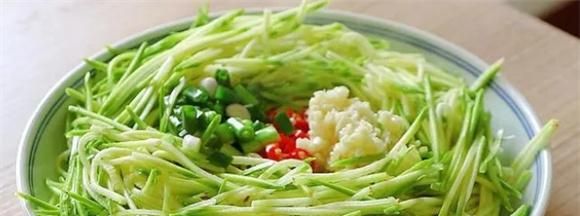 凉拌西葫芦丝新做法，不用焯水直接拌生的，料汁一浇，又香又脆